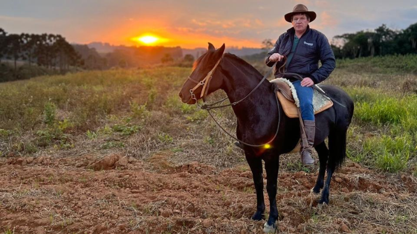 A presença do cavalo em rituais e culturas é explorada por Altevir Seidel, destacando sua força simbólica e espiritual.