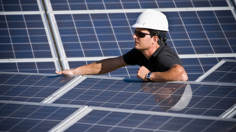 Fotovoltaico vs. eólico é o debate que indica qual fonte pode dominar o futuro da energia, observa Matheus Vinicius Voigt.