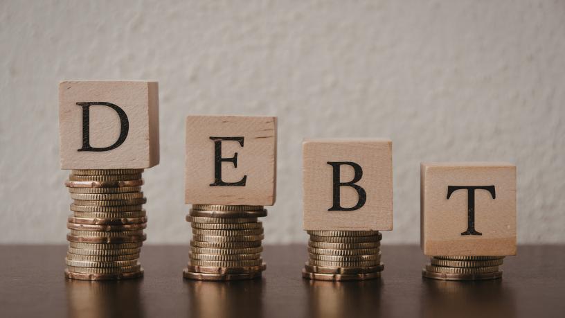 No cenário pós-crise, como o endividamento público global afeta a estabilidade econômica? Saiba mais com Danilo Regis Fernandes Pinto.