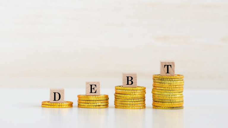 Endividamento público global e estabilidade econômica no pós-crise: entenda os impactos e os desafios com Danilo Regis Fernandes Pinto.