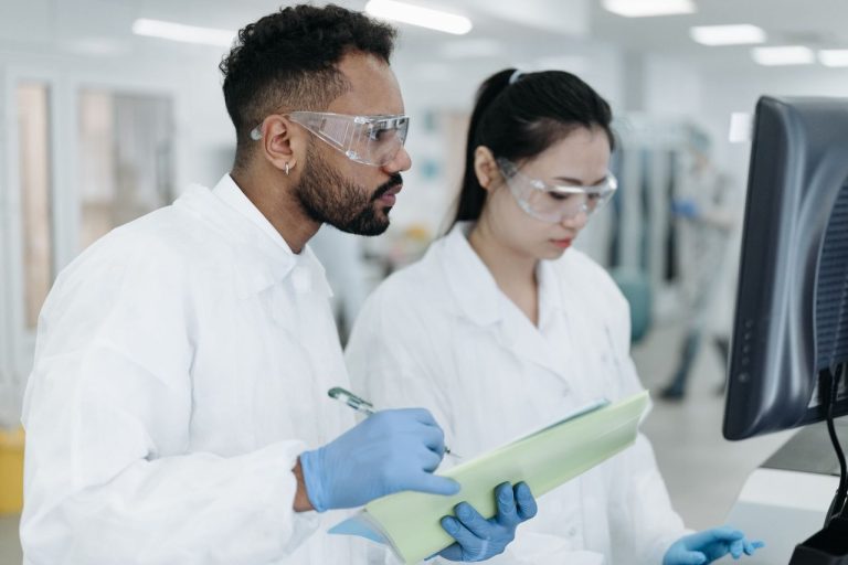 Dois cientistas realizam pesquisa em conjunto em um laboratório moderno.