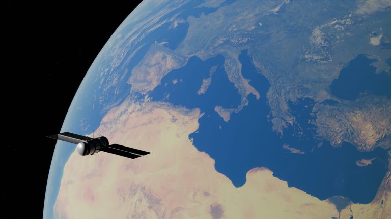 Satélite orbitando a Terra sobre o Mediterrâneo e os continentes ao redor