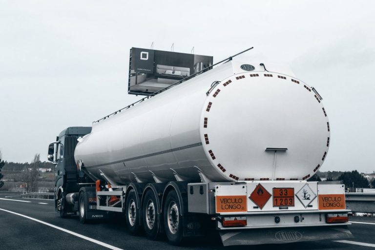 Caminhão-tanque transportando combustível em uma rodovia.