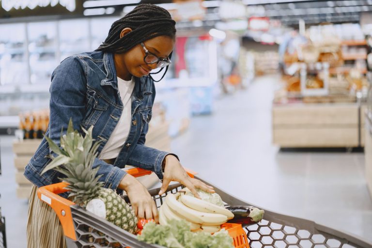 Inflação acelera em setembro, e IPCA chega a 4,58% em 12 meses Mulher empurra um carrinho enquanto escolhe frutas e verduras em um supermercado.